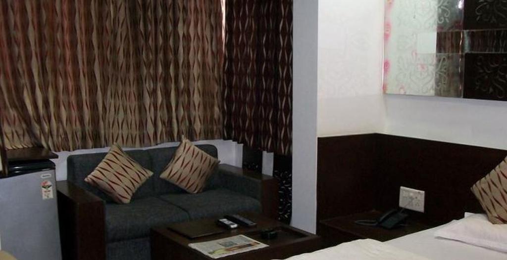 Hotel Palm View Residency Vadodara Kültér fotó