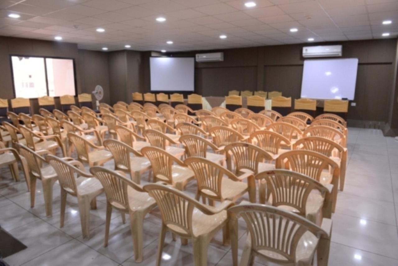 Hotel Palm View Residency Vadodara Kültér fotó